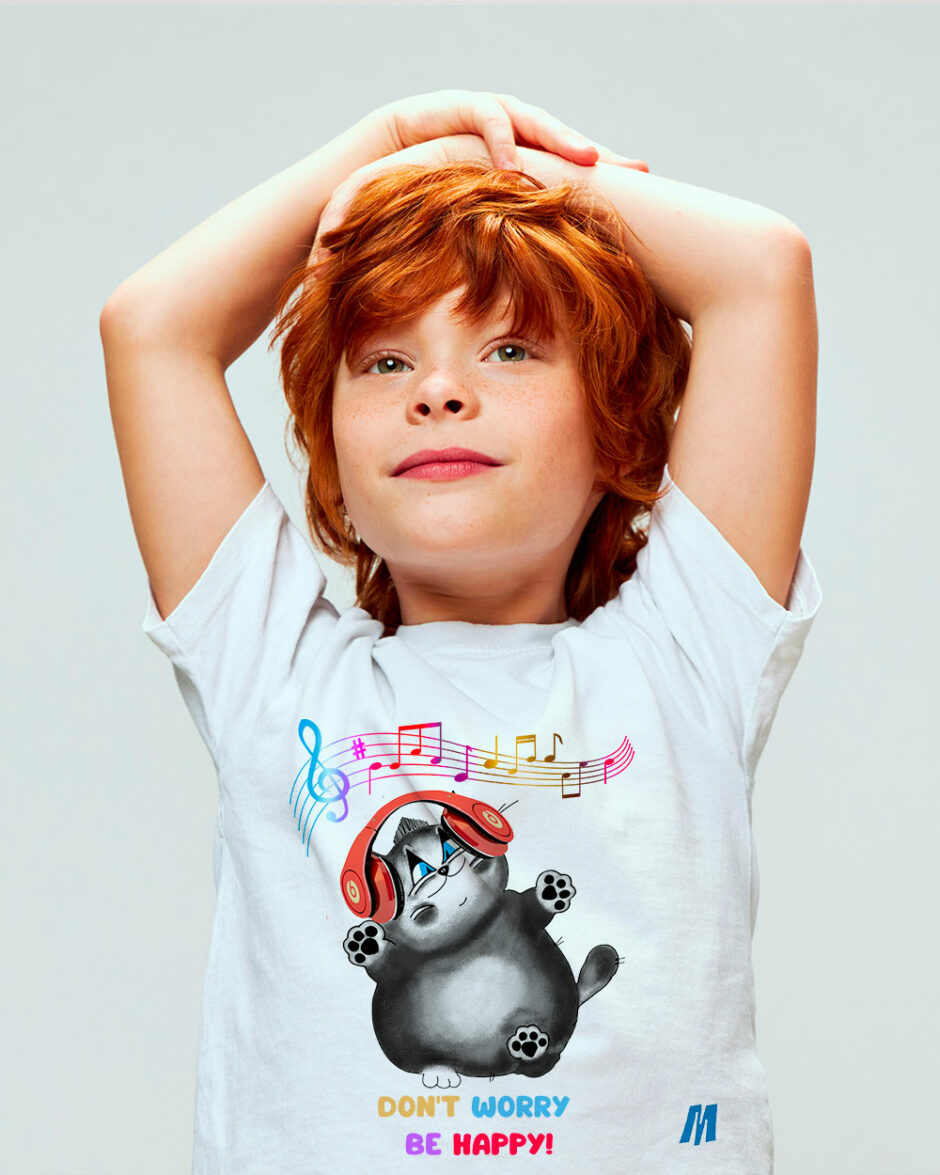 Bambino con T-Shirt del gatto Mallow con cuffie musicali